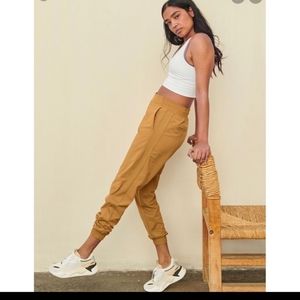ATHLETA • NEW Textured Brooklyn Jogger Yellow Sz 6